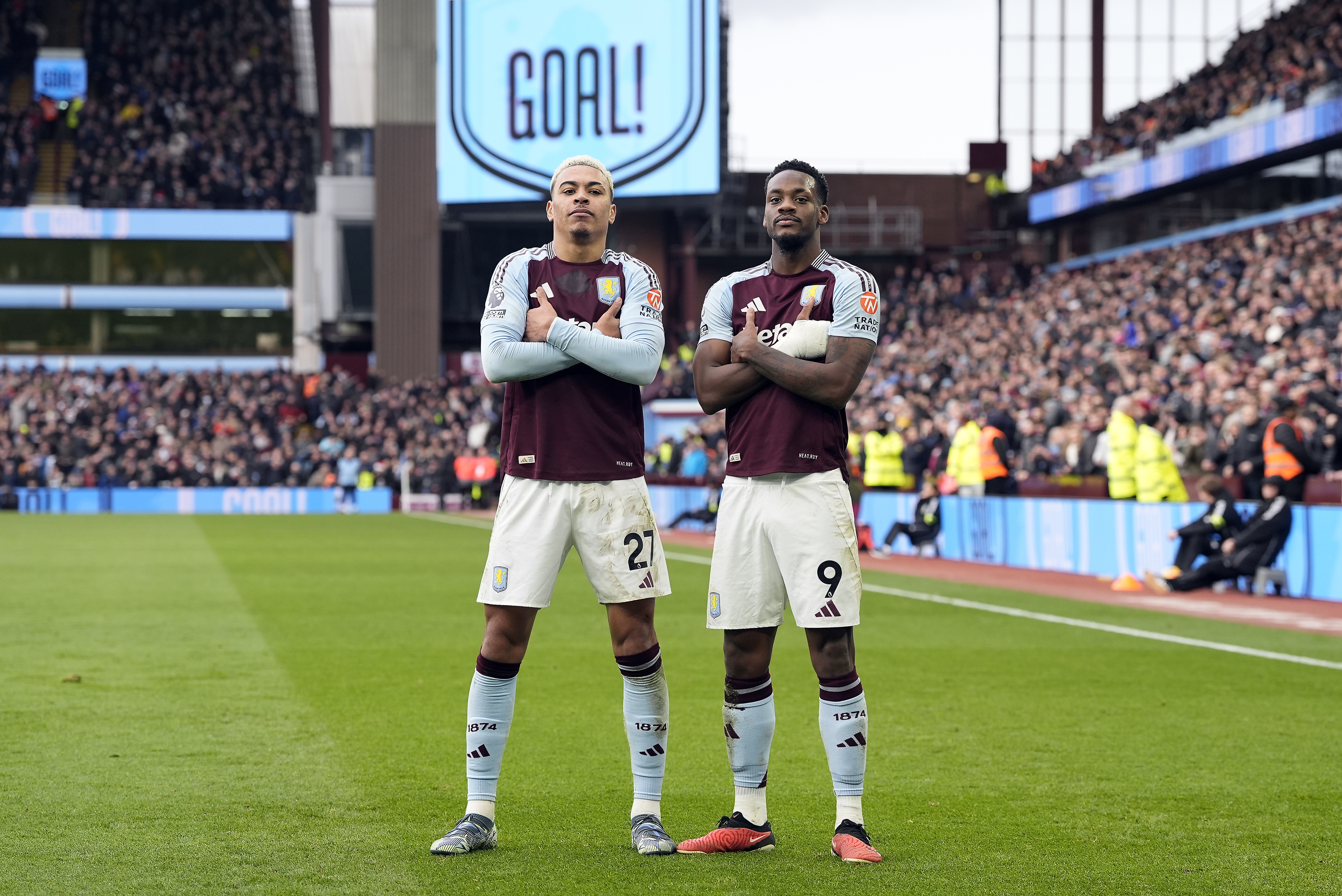 Birmingham (United Kingdom), 21/12/2024.- Morgan Rogers (L) of Aston Villa poses with teammate Jhon Duran after scoring the 2-0 goal during the English Premier League soccer match between Aston Villa and Manchester City, in Birmingham, Britain, 21 December 2024. (Reino Unido) EFE/EPA/TIM KEETON