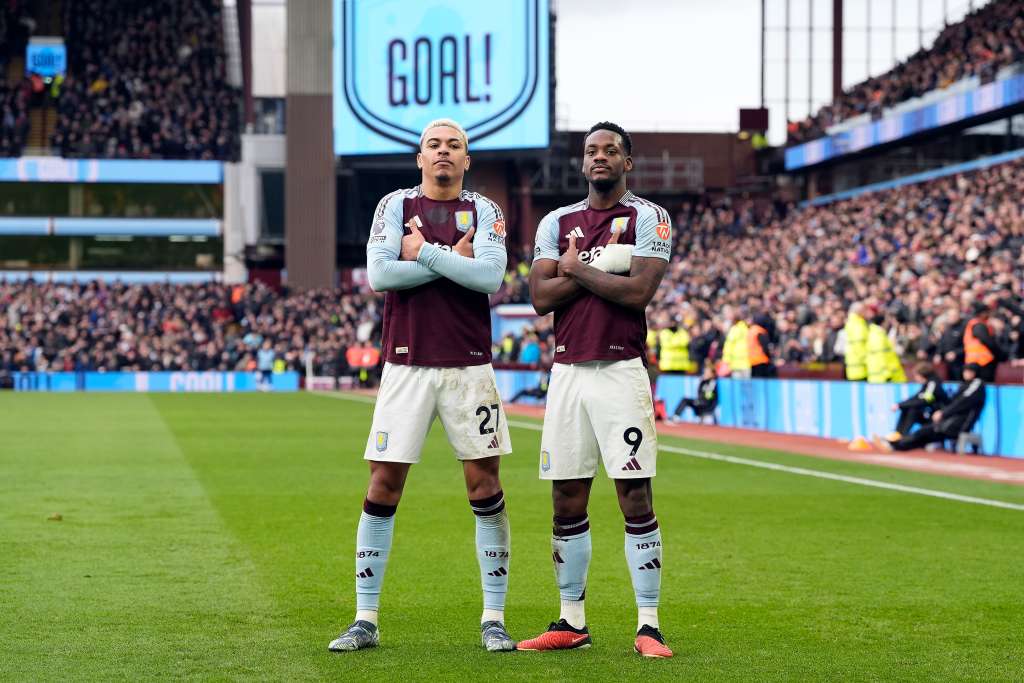Birmingham (United Kingdom), 21/12/2024.- Morgan Rogers (L) of Aston Villa poses with teammate Jhon Duran after scoring the 2-0 goal during the English Premier League soccer match between Aston Villa and Manchester City, in Birmingham, Britain, 21 December 2024. (Reino Unido) EFE/EPA/TIM KEETON