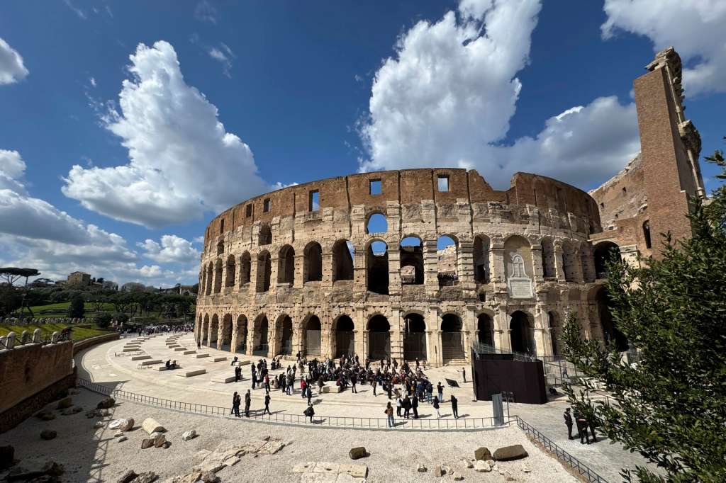 ROMA, 17/03/2026.- El Coliseo de Roma estrena nueva pavimentación exterior en mármol blanco, un proyecto que ha causado gran controversia entre arqueólogos y expertos en patrimonio. EFE/ Daniel Cáceres
