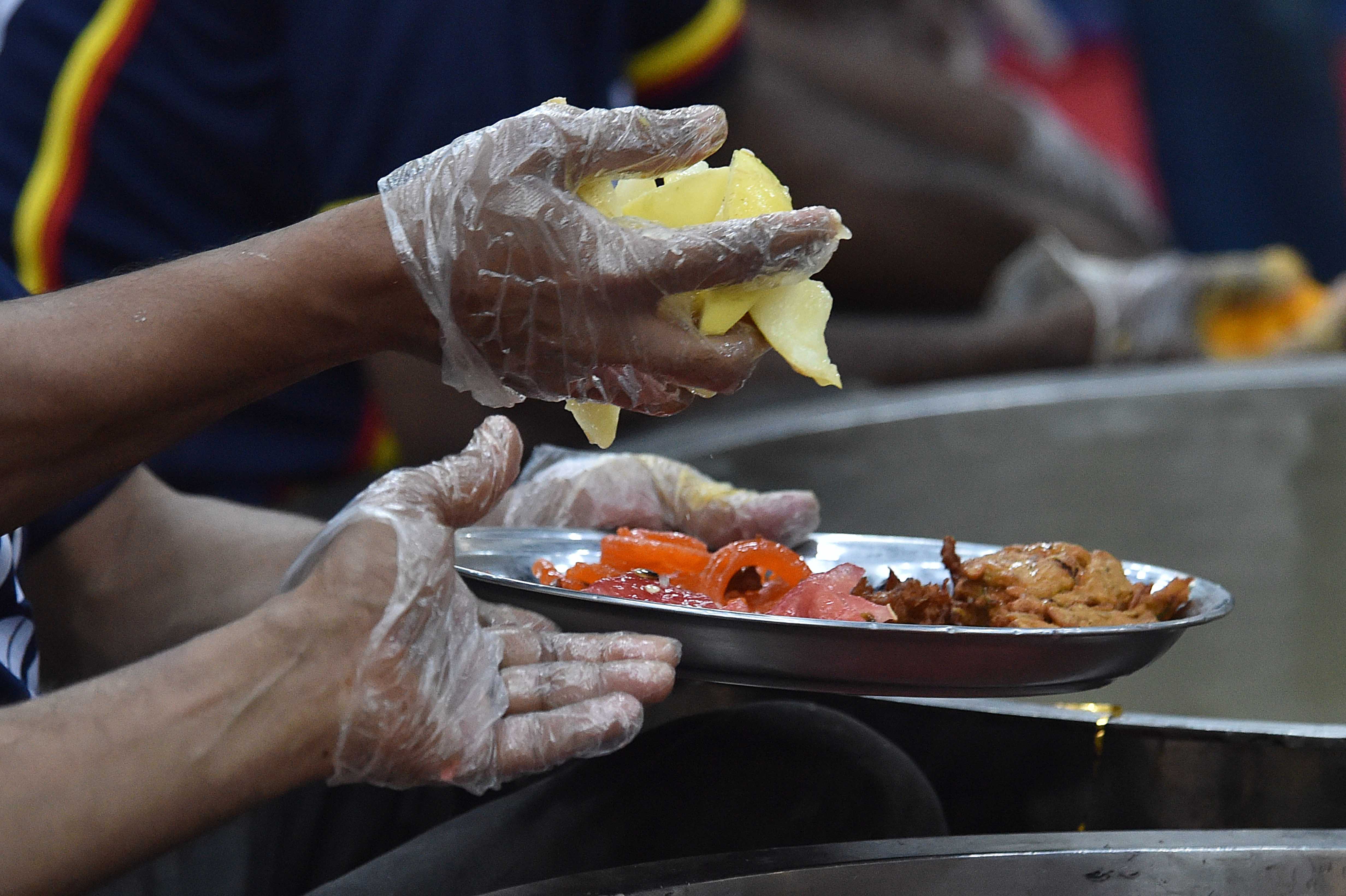 KARACHI (Pakistan), 02/03/2025.- Worker of welfare organization Chhipa serve food as Pakistani Muslims prepare to eat for the evening of the first day of the Muslim holy month of Ramadan in Rawalpindi, Pakistan, 02 March 2025. Muslims around the world observe the holy month of Ramadan by praying at night and abstaining from food and drink between sunrise and sunset. EFE/EPA/SHAHZAIB AKBER