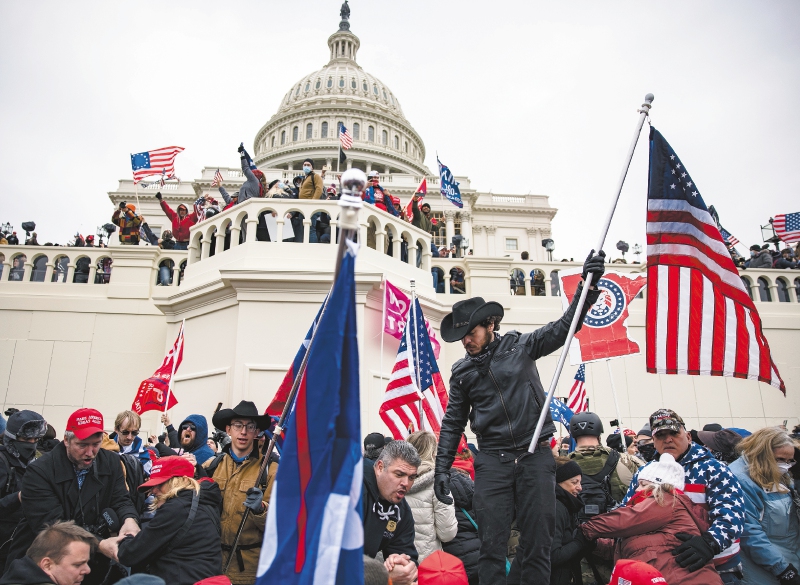 El día del asalto al Capitolio se escuchaban gritos eufóricos de los seguidores del republicano, que ondeaban banderas en las que se leía Trump es mi presidente y América grande otra vez.  / AFP