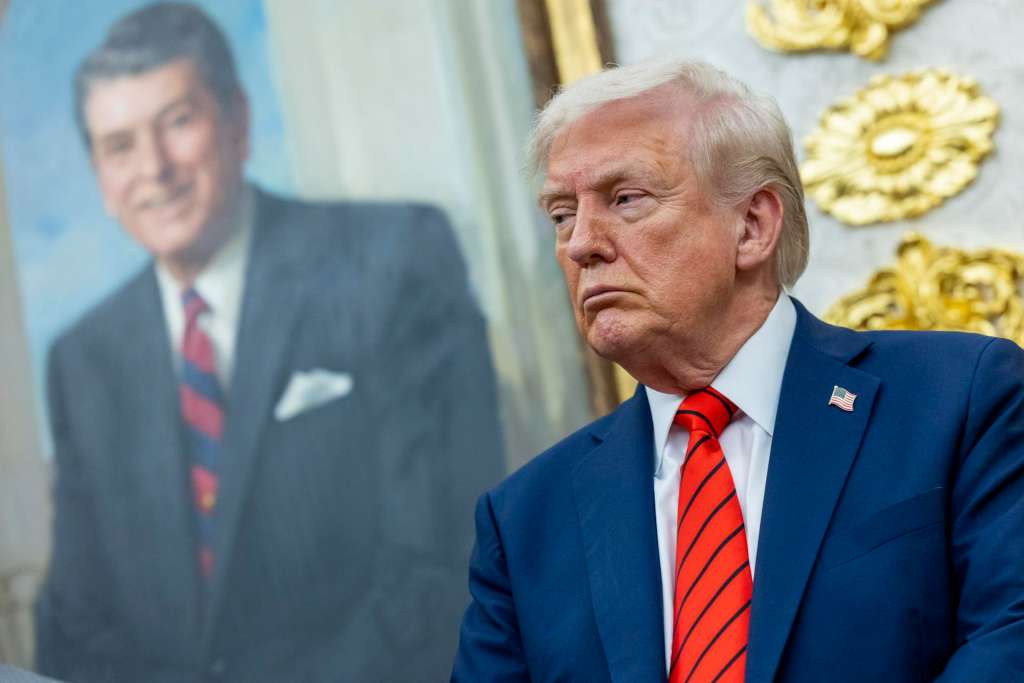 WASHINGTON (United States), 11/10/2025.- US President Donald Trump looks on during the announcement of a drug pricing deal at a press conference in the Oval Office of the White House in Washington, DC, USA, 10 October 2025. The deal, made with AstraZeneca CEO Pascal Soriot, includes deep price cuts for the Medicaid health plans and discounted prices through the TrumpRx website opening next year. EFE/EPA/SHAWN THEW / POOL
