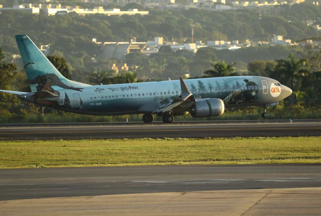 BRA50. BRASILIA (BRASIL), 30/03/2023.- Fotografía del avión en el cual regresó a Brasil el expresidente Jair Bolsonaro hoy, en el aeropuerto de Brasilia (Brasil). El expresidente Jair Bolsonaro regresó este jueves a Brasil, después de permanecer tres meses en Estados Unidos, país al que viajó dos días antes de dejar el poder, en medio de un fuerte esquema de seguridad montado en el aeropuerto de Brasilia. EFE/ Luís Nova