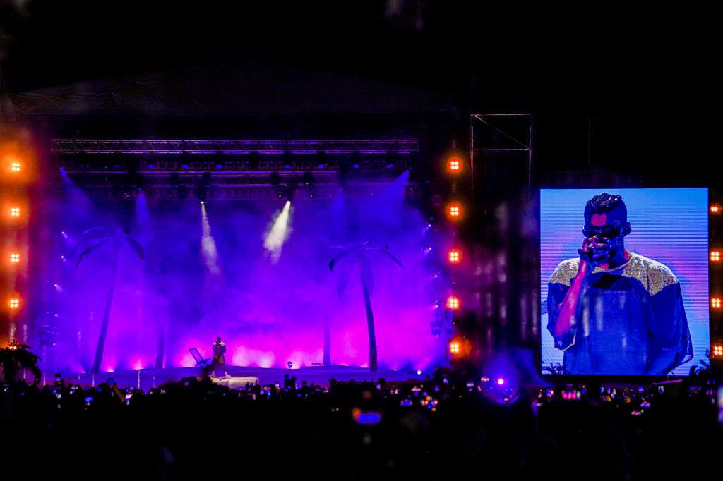 AME2677. ASUNCIÓN (PARAGUAY), 11/11/2022.- El cantante y compositor puertorriqueño Bad Bunny se presenta hoy en concierto en el Estadio General Pablo Rojas en Asunción (Paraguay). Bad Bunny deleitó este viernes con su música en Asunción a 30.000 espectadores en el marco de su World's Hottest Tour. EFE/Nathalia Aguilar