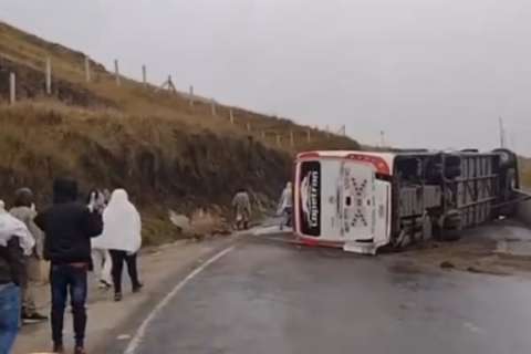 Bus se volcó en vía Cúcuta – Bucaramanga; hay siete personas heridas