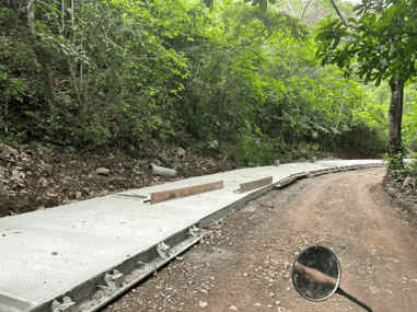 El plazo estimado para la ejecución de las obras era de doce meses a partir del acta de inicio en diciembre de 2021. Es decir ha debido terminarse en diciembre de 2022. No obstante, estas imágenes recientes de vía y el testimonio de una persona que vive en la región revelan que apenas está pavimentado un carril y no en todo el trayecto. El representante del Consorcio Versalles que la construye asegura que se ha atrasado por los paros. Foto tomada por un transeúnte en la vía de San José de Uré al corregimiento de Versalles, el 6 de abril de 2023.