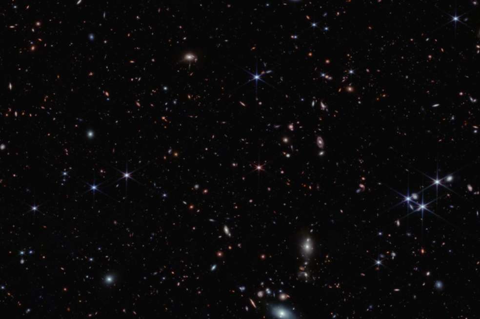 El equipo encontró evidencia de que las galaxias que existieron 900 millones de años después del Big Bang ionizaron el gas a su alrededor, haciendo que se volviera transparente.