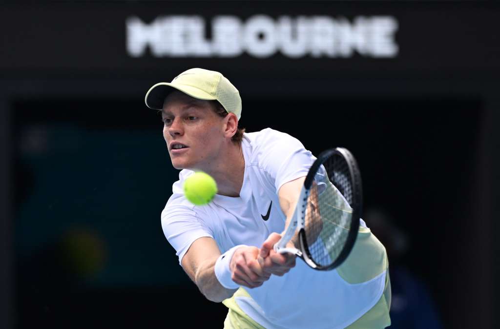 Melbourne (Australia), 20/01/2025.- Jannik Sinner of Italy in action against Holger Rune of Denmark during their fourth round match during the Australian Open tennis tournament at Melbourne Park in Melbourne, Australia, 20 January 2025. (Tenis, Dinamarca, Italia) EFE/EPA/JAMES ROSS AUSTRALIA AND NEW ZEALAND OUT