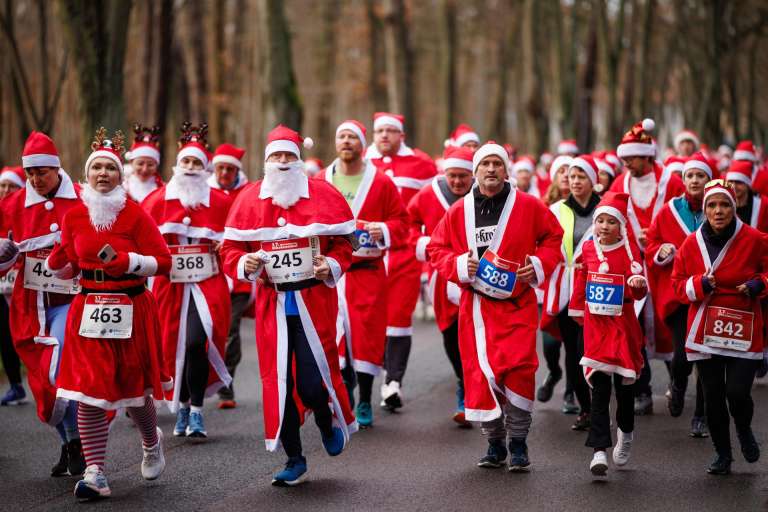MICHENDORF (Germany), 07/12/2025.- Runners dressed as Saint Nicholas take part in the annual Michendorf Nicholas Run, in Michendorf, Germany, 07 December 2025. On the second Sunday of Advent, runners traditionally dress in Saint Nicholas costumes and compete on different track lengths against each other to determine the fastest Saint Nicholas of Berlin and Brandenburg. (Alemania) EFE/EPA/CLEMENS BILAN