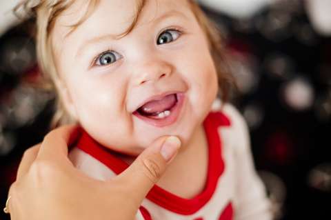 Le están saliendo los dientes a mi bebé, ¿qué hago?