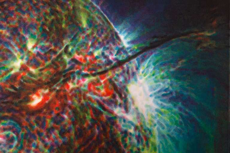 En la obra, el artista propone
representaciones de cometas, soles y nebulosas, por medio de capas de los colores básicos
de las impresoras modernas CMYK, como el cian, magenta, amarillo y negro.