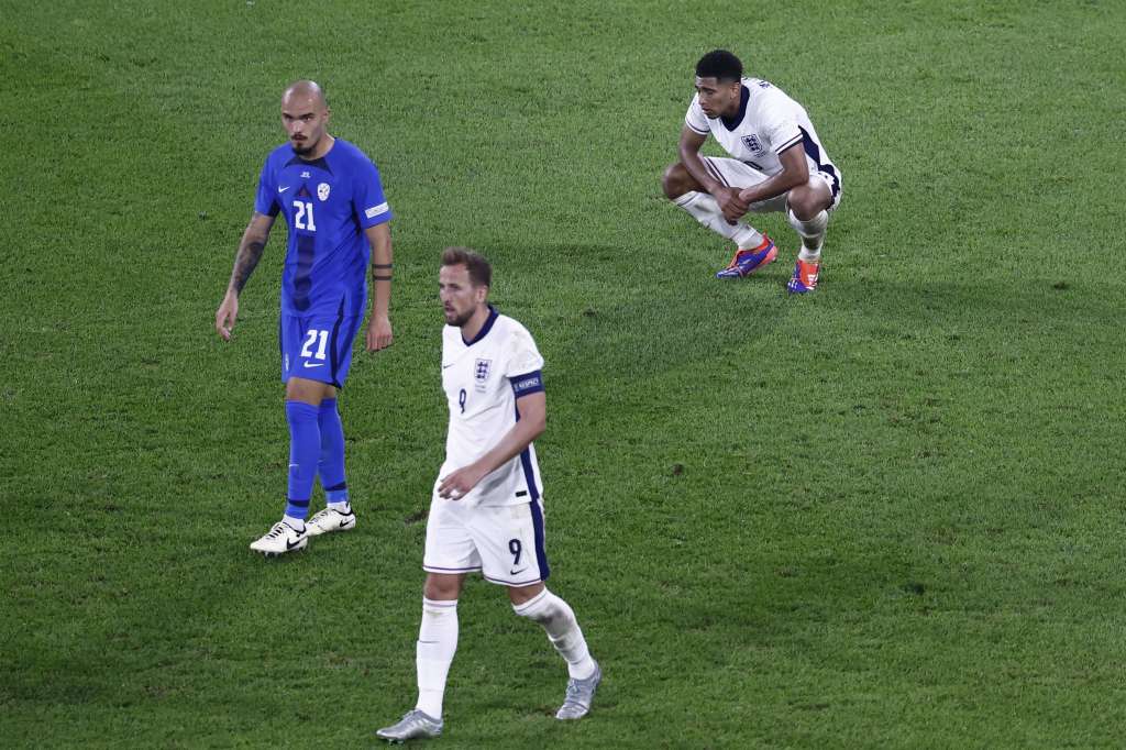 Cologne (Germany), 25/06/2024.- Jude Bellingham (R) of England reacts after the UEFA EURO 2024 group C soccer match between England and Slovenia, in Cologne, Germany, 25 June 2024. (Alemania, Eslovenia, Colonia) EFE/EPA/MOHAMMED BADRA