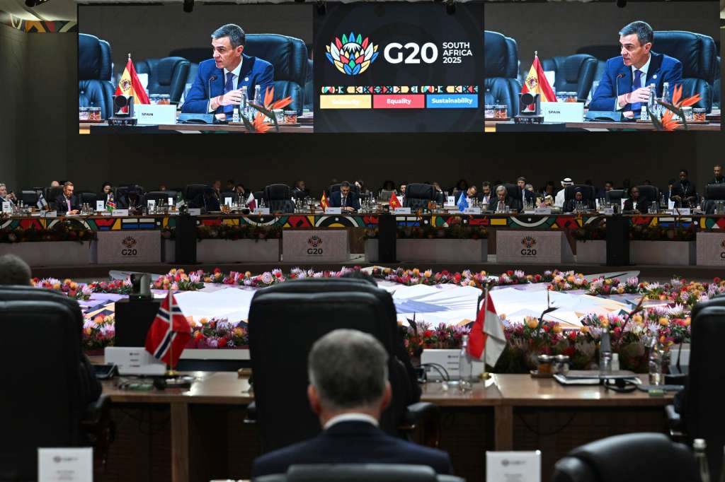 JOHANNESBURGO (SUDÁFRICA), 23/11/2025.- El presidente del Gobierno, Pedro Sánchez, participa en la segunda jornada de la vigésima cumbre del G20, en la que ha intervenido en la tercera sesión de trabajo, este domingo en Johannesburgo (Sudáfrica).- Pool Moncloa/Borja Puig de la Bellacasa / ***SOLO USO EDITORIAL/SOLO DISPONIBLE PARA ILUSTRAR LA NOTICIA QUE ACOMPAÑA (CRÉDITO OBLIGATORIO)***