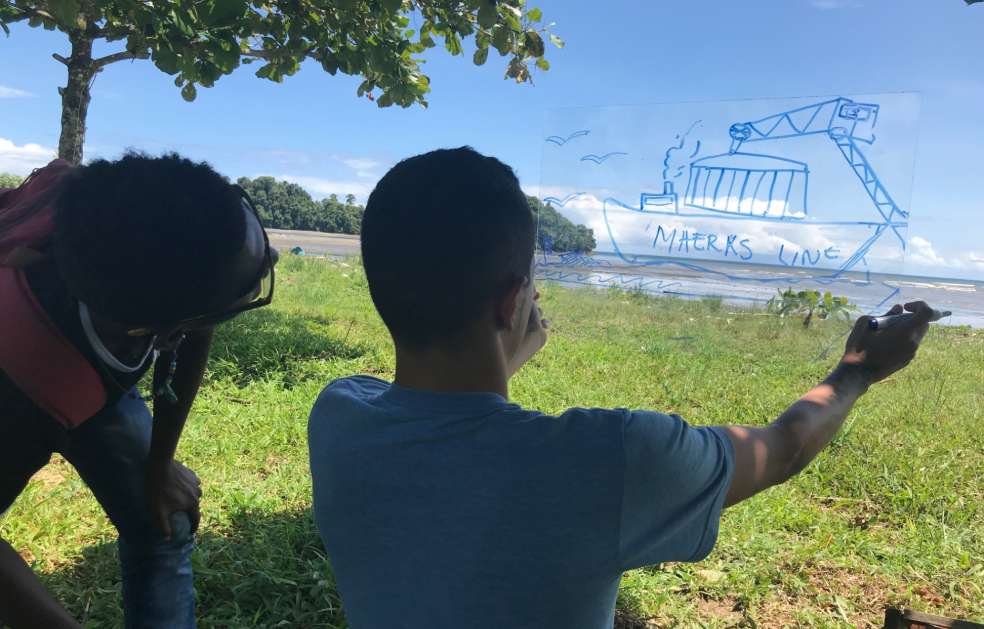 Los jóvenes realizadores en un ejercicio para imaginarse como cambiaría el paisaje de Nuquí con la creación de un puerto en Tribugá.Una lucha heredada