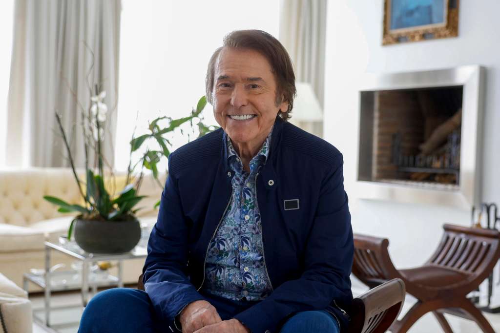 MADRID, 02/05/2025.- Dice Raphael que los recuerdos de aquel 17 de diciembre de 2024 en el que de una grabación para televisión acabó ingresado 10 días son "confusos". "Me acuerdo de querer hablar y decir otra cosa; ahí ya sabía que tenía problemas", comenta a EFE, solo cuatro meses y medio después y listo para recuperar su agenda profesional. EFE/ Juan Carlos Hidalgo
