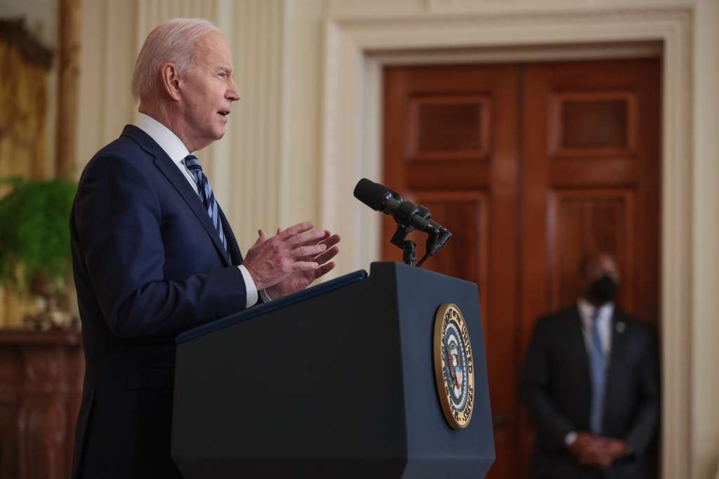 Washington (Usa), 24/02/2022.- US President Joe Biden delivers a statement on Russia and Ukraine in the East Room of the White House in Washington, DC, USA, 24 February 2022. Biden earlier participated in a virtual meeting with G7 leaders to discuss their unified response to the invasion, which the White House has called an 'unprovoked and unjustified attack on Ukraine'. (Atentado, Rusia, Ucrania, Estados Unidos) EFE/EPA/Oliver Contreras / POOL