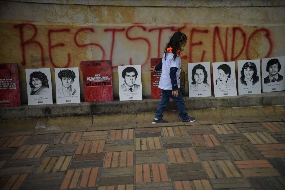 Con foto en mano, los familiares dieron varias vueltas a la plaza alzando sus voces en un pedido de justicia y con arengas para exigir la identificación y entrega de los cuerpos que aún siguen desaparecidos.