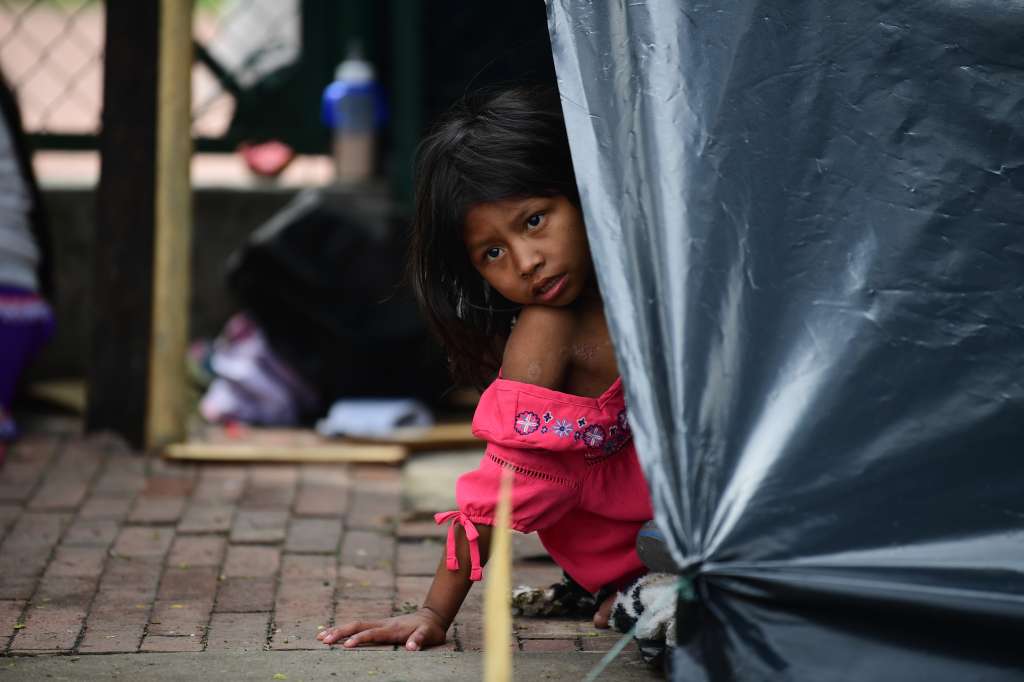 Indígenas Emberá desplazados en el parque Tercer Milenio en el centro de la capital