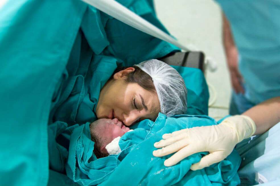 Los hospitales tienen protocolos médicos que rigen las cesáreas y que suelen ser muy fríos. / Getty