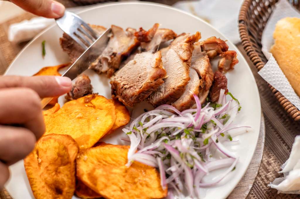 Receta con chicharrón, ensalada y camote