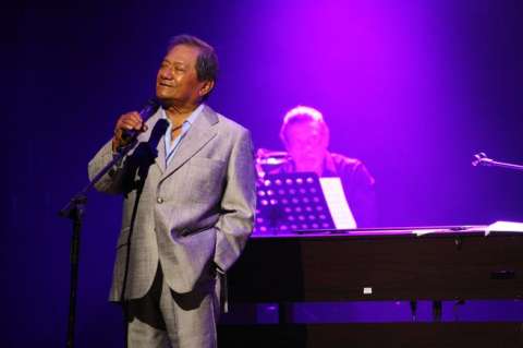 Armando Manzanero permanece hospitalizado, pero con mejoría