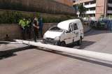 Caída de poste deja un hombre gravemente herido en Barranquilla