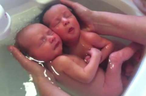 Video: Baño de bebés gemelos se vuelve viral en redes sociales