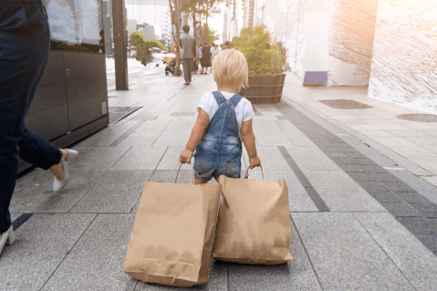 ¿A tu hijo le gusta cargar cosas muy pesadas? Te explicamos el motivo