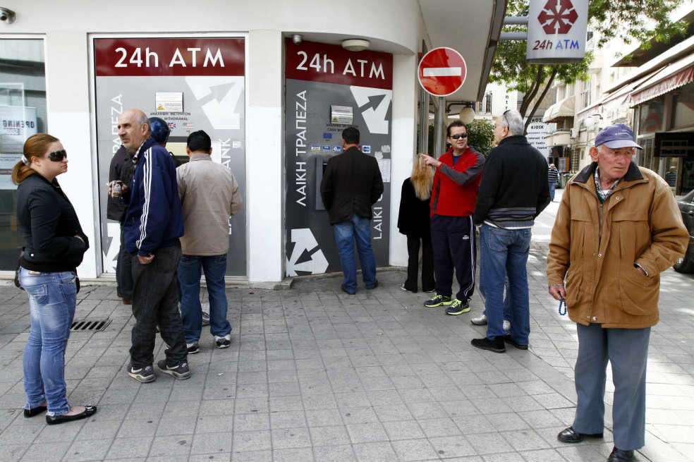 Docenas de chipriotas fueron a retirar su dinero de los bancos. / EFE
