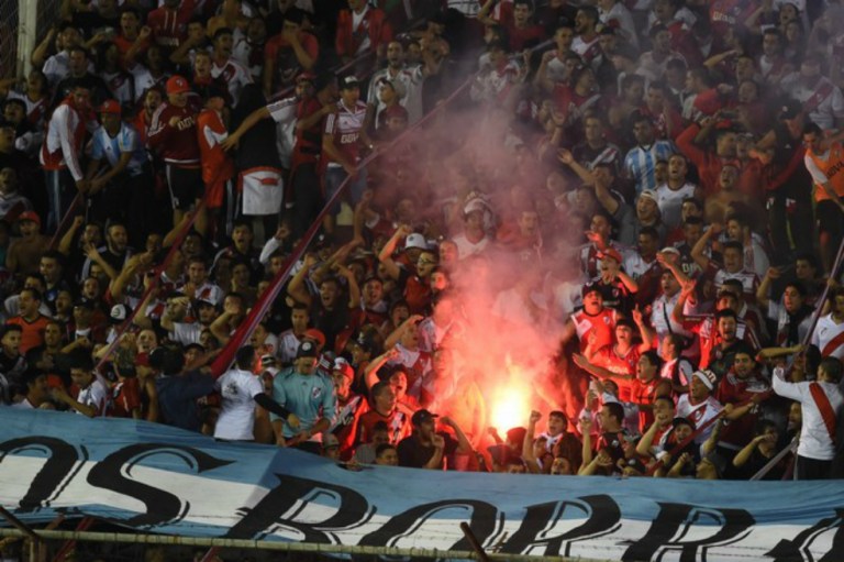 Hinchas de River Plate protagonizaron incidentes durante partido ante Lanús