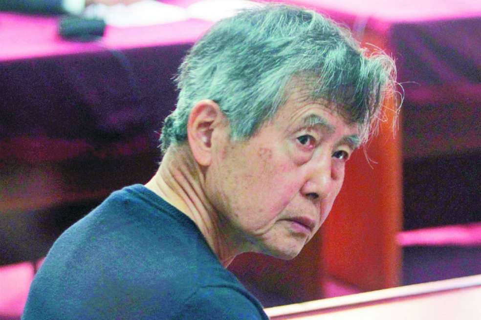 Hace 25 años, el entonces presidente peruano Alberto Fujimori disolvió el Congreso. Hoy es un presidiario más. / AFP