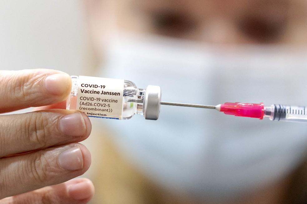 La vacuna de Janssen solo requiere de una dosis.