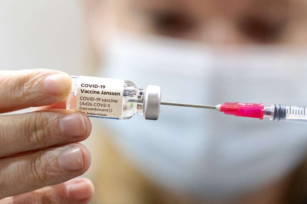 La vacuna de Janssen solo requiere de una dosis.