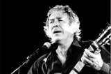 Después de 50 años, Paco Ibáñez empuña nuevamente la guitarra en París