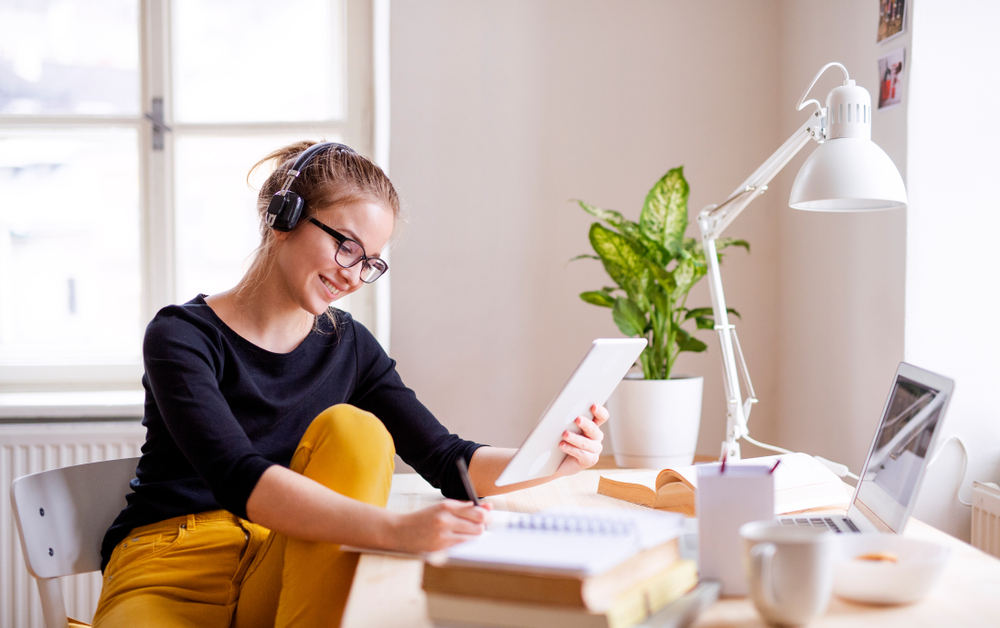 Imagen de joven estudiando frente al computador.