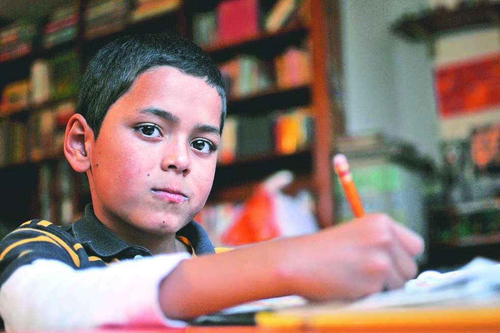 Desde hace seis años, Carlos vive en una casa de la fundación Ecosueños, la cual quiere que el niño tenga una educación de mejor calidad. / Cristian Garavito
