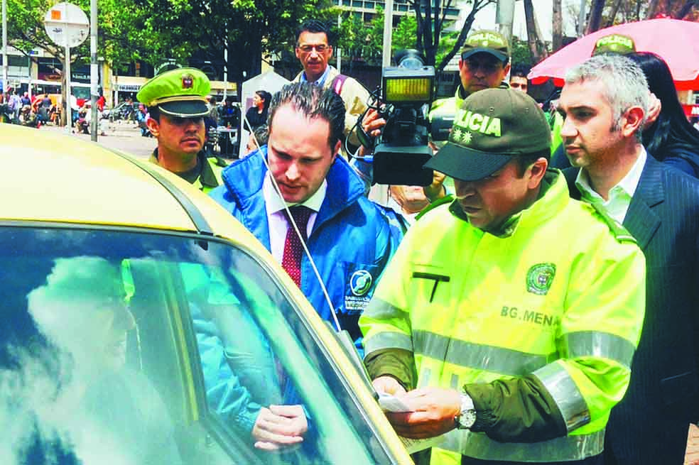 El Superintendente de Transporte Juan Miguel Durán, el general Carlos Ramiro Mena y el viceministro de Transporte, Nicolás Estupiñán, iniciaron en Bogotá los operativos para el control de licencias vencidas. / Jairo Chacón González