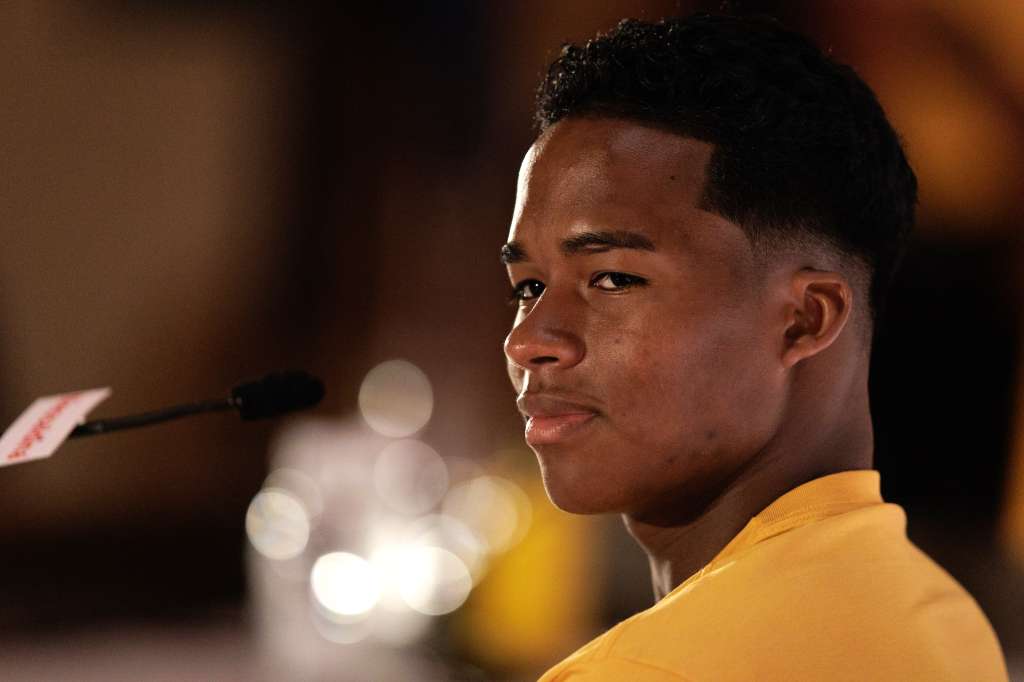 -FOTODELDÍA- BRA100. SAO PAULO (BRASIL), 08/12/2023.- El jugador de fútbol brasileño Endrick, reacciona durante una rueda de prensa hoy en Sao Paulo (Brasil). El atacante brasileño Endrick, jugador del victorioso Palmeiras, declaró este viernes que espera que su relación con el Real Madrid, equipo con el que debe empezar a jugar a partir de julio, dure "años y años". EFE/ Isaac Fontana