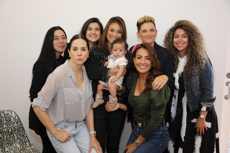Camila Chaín con Tobías y sus amigas