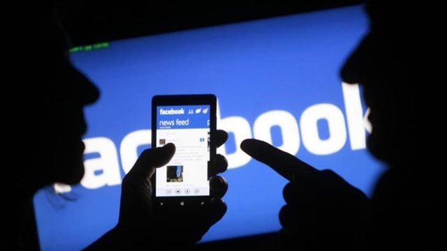 A la RAE le preocupa que Google y Facebook enseñen a hablar a las nuevas generaciones