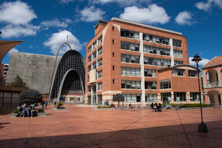 La mejor consultora para las empresas colombianas es la universidad