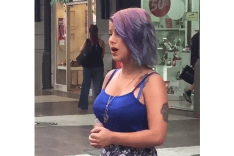 Venezolana inmigrante deslumbró con su voz en las calles de Santiago de Chile
