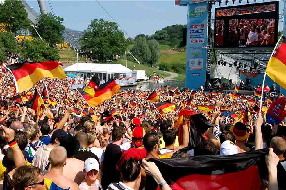 Aficionados al fútbol en Munich, durante el Mundial de Alemania de 2006. / Cameron Parkins