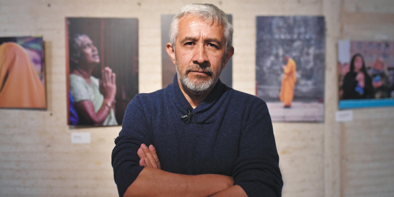 "Uno escribe porque necesita un mecanismo para vomitar tanto dolor", afirma Víctor de Currea-Lugo.