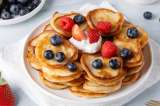 Con todo el sabor del limón: así se preparan estos pancakes