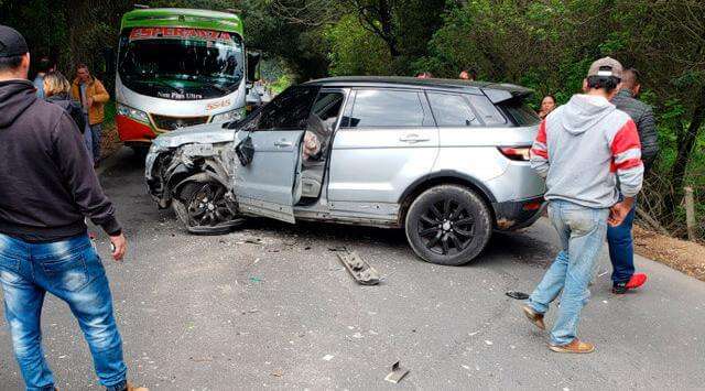 La primera imagen del accidente fue difundida por Esteban Fontecha, testigo del choque. / Tomada de Twitter: @EstebanFontecha