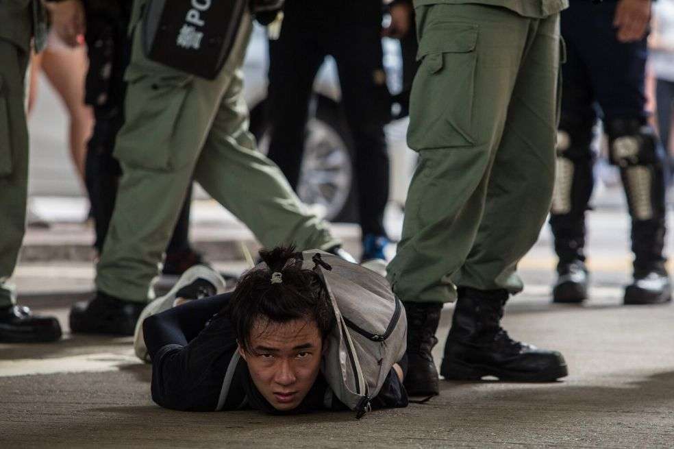 La policía antidisturbios detiene a un hombre que participa en una manifestación contra la nueva ley de seguridad nacional en Hong Kong. / AFP