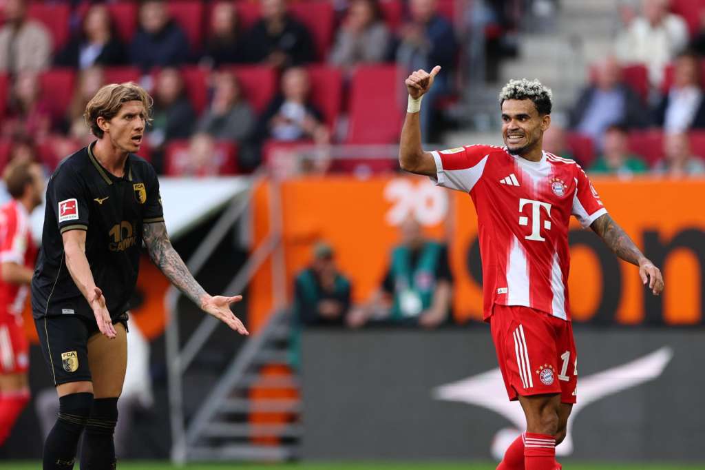 Augsburg (Germany), 30/08/2025.- Kristijan Jakic of Augsburg (L) and Luis Diaz of Bayern Munich (R) gesture during the German Bundesliga soccer match between FC Augsburg and Bayern Munich in Augsburg, Germany, 30 August 2025. (Alemania) EFE/EPA/ANNA SZILAGYI CONDITIONS - ATTENTION: The DFB regulations prohibit any use of photographs as image sequences and/or quasi-video.