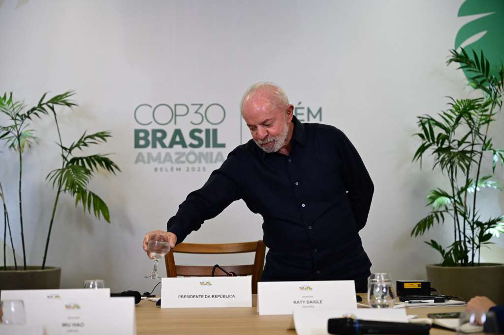 Brazil's President Luiz Inacio Lula da Silva arrives for a briefing with foreign media ahead of the COP30 UN Climate Change Conference in Belem, Para State, Brazil on November 4, 2025. (Photo by Pablo PORCIUNCULA / AFP)