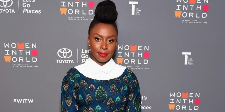 Cómo educar desde el feminismo, según la escritora Chimamanda Ngozi
